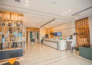 a large room with a kitchen and a lobby at City Comfort Inn Xuancheng Wanda Qinglv Guoji in Xuanzhou