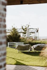 dos sillas de jardín sentadas en el césped en un patio en HEI15 en Sint Geertruid