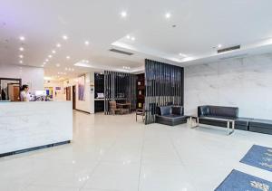 a lobby with couches and chairs in a building at City Comfort Inn Hangzhou Xingqiao Bei Road in Yuhang