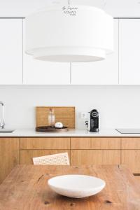una cocina con una mesa de madera con una placa. en Nomad Houses - Ap Tereno, en Beja