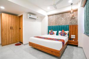 Postel nebo postele na pokoji v ubytování FabHotel Namantra - Nr Apollo Circle Sardar Patel Ring Road