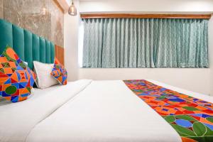 Postel nebo postele na pokoji v ubytování FabHotel Namantra - Nr Apollo Circle Sardar Patel Ring Road