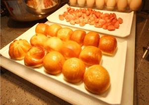 zwei Tabletts Orangen und Karotten auf einem Tisch in der Unterkunft City Comfort Inn Liuzhou Gubu Street Ma'anshan Park in Liuzhou