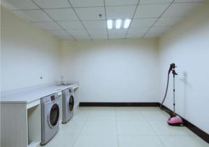 ein Zimmer mit 2 Waschmaschinen und einer Kamera in der Unterkunft City Comfort Inn Shiyan Renmin Nan Road in Shiyan