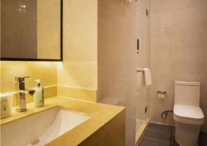 A bathroom at City Comfort Inn Maoming Xinyi Donghuicheng