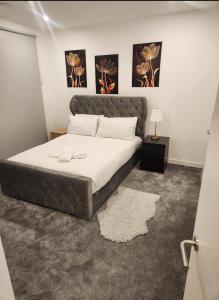 ein Schlafzimmer mit einem großen Bett in einem Zimmer in der Unterkunft Jgb 2-Bed Apartment in London in London