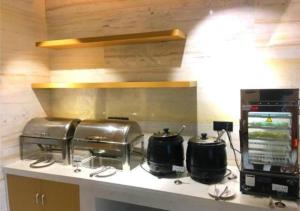 A kitchen or kitchenette at City Comfort Inn Ezhou Hengda