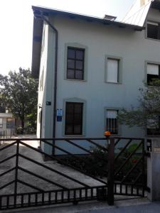 een wit huis met een zwart hek ervoor bij Rooms Sobe ZG in Zagreb