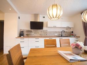 eine Küche mit einem Holztisch und einem Esszimmer in der Unterkunft Ferienhäuschen Storchennest in Schönau am Königssee