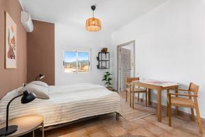 Un dormitorio con una cama, una mesa y un escritorio. en Beautiful finca with private pool near Jumilla, en La Zarza 28 fotos más