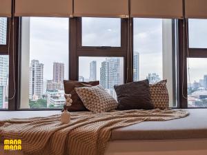 Un dormitorio con una cama con vistas a una ciudad. en Ceylonz Leisure Suites KLCC Bukit Bintang, en Kuala Lumpur 68 fotos más