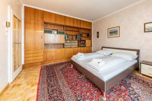 1 dormitorio con cama y alfombra en Vintage + View + Balcony - The Original Vienna, en Viena