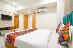 TV a/nebo společenská místnost v ubytování FabHotel Namantra - Nr Apollo Circle Sardar Patel Ring Road