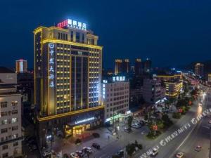 oświetlony budynek w mieście w nocy w obiekcie Lavande Hotels· Yueyang Linxiang Zhongfa w mieście Linxiang