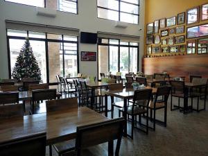un ristorante con tavoli e sedie e un albero di Natale di Baan Nan B&B Hotel a Nan