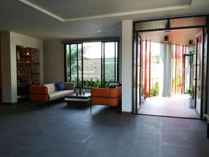 uma sala de estar com um sofá e uma porta aberta em Baan Nan B&B Hotel em Nan