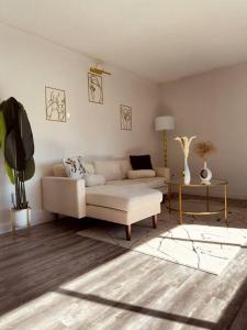 タコマにあるCharming 2 Bedroom in Tacomaの白いソファとテーブルのあるリビングルーム