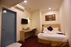 a hotel room with a bed and a desk at hotel bintang in Kuala Lumpur