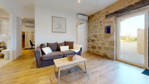 een woonkamer met een bank en een tafel bij Domaine de la Source in Castels