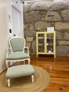 uma sala de estar com uma cadeira e uma mesa em Botica Guesthouse em Espinho