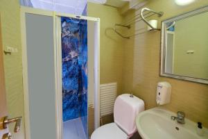La salle de bains est pourvue de toilettes, d'un lavabo et d'une douche. dans l'établissement HOTELOZBEK, à Istanbul