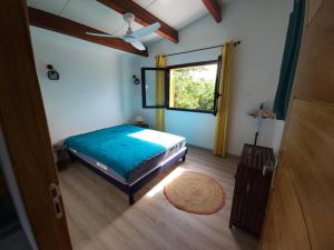 een slaapkamer met een bed en een raam bij Villa dattier pour 6 personnes in Gôl