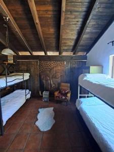 Zimmer mit 2 Etagenbetten und einem Stuhl in der Unterkunft villa pedriza I in Mataelpino