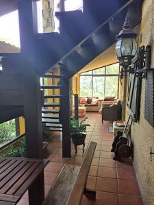 ein Wohnzimmer mit einer Bank und einer blauen Decke in der Unterkunft villa pedriza I in Mataelpino