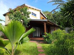 een huis met een palmboom ervoor bij Villa dattier pour 6 personnes in Gôl