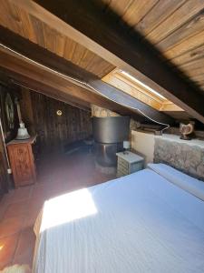 ein Schlafzimmer mit einem großen Bett und einem Kamin in der Unterkunft villa pedriza I in Mataelpino