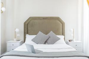 Postel nebo postele na pokoji v ubytování Daplace - La Mongolfiera Rooms in Navona