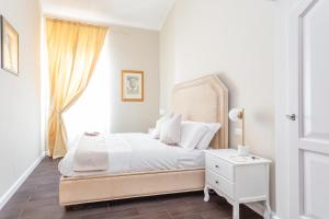 A bed or beds in a room at Daplace - La Mongolfiera Rooms in Navona