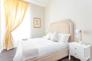 A bed or beds in a room at Daplace - La Mongolfiera Rooms in Navona