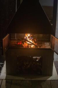 een bakstenen oven met een vuur erin bij Aurora Cabins by Panoramika in Jatiluwih