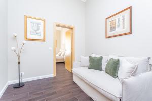 A bed or beds in a room at Daplace - La Mongolfiera Rooms in Navona