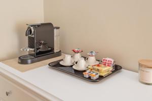 Coffee and tea making facilities at Daplace - La Mongolfiera Rooms in Navona