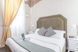 A bed or beds in a room at Daplace - La Mongolfiera Rooms in Navona