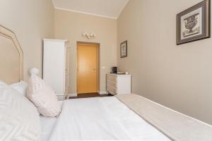 A bed or beds in a room at Daplace - La Mongolfiera Rooms in Navona
