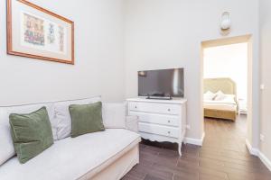 A bed or beds in a room at Daplace - La Mongolfiera Rooms in Navona