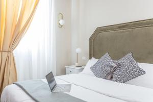 A bed or beds in a room at Daplace - La Mongolfiera Rooms in Navona