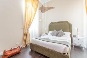 A bed or beds in a room at Daplace - La Mongolfiera Rooms in Navona