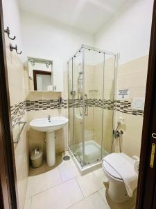 A bathroom at ImeraRooms Még 37 kép