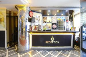 un bar dans un magasin avec un comptoir de réception dans l'établissement HOTELOZBEK, à Istanbul