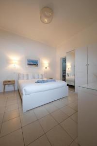 - une chambre avec un grand lit blanc dans l'établissement Cozy 3 Bedrooms - Near Sliema Seafront, à Sliema