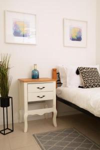 - une chambre avec un lit et une table avec une table de chevet dans l'établissement Cozy 3 Bedrooms - Near Sliema Seafront, à Sliema