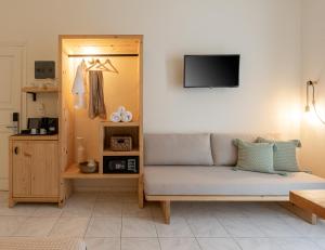 TV a/nebo společenská místnost v ubytování Capella Skiathos, Town
