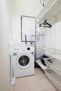 une buanderie avec un lave-linge. dans l'établissement Cozy 3 Bedrooms - Near Sliema Seafront, à Sliema