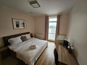 a bedroom with a bed and a window at Restauracja & Hotel Polowczyk 