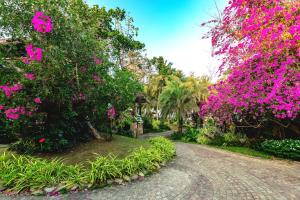 Ein Garten an der Unterkunft Ocean Bay Resort & Spa Phu Quoc