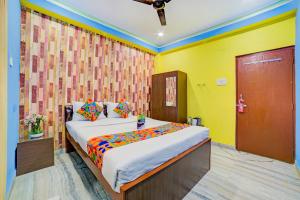 una camera da letto con un letto grande in una stanza di FabExpress Nest - Nr Park Street Metro Station a Calcutta